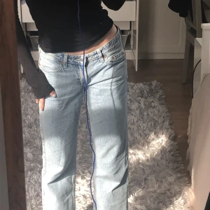 Arrow low straight jeans - Ett par Arrow low straight jeans ifrån weekday som endast använts ett par fåtal gånger. Jeansen passar bra på mig som är 165 cm lång. Jeansen är i storlek w 25 och l 30. Färgen är summer blue. Priset går såklart att diskuteras! 💗