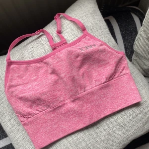 Sportbh  - Sportbh från ICIW i färgen pink melange storlek XS. Den är ljusare i sin rosa färg irl, kameran får inte med det, det är mer ”candy pink ” om det e en bra förklaring. Använd en gång , inga skavanker 