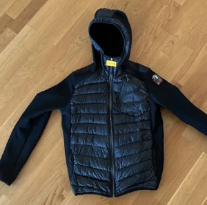 Parajumpers noland jacka - Väldigt fint skick nästan som ny  Säljer för jag söker en stl större antingen stl y-m eller xs Intressekoll för köp men helst vill jag byta till mig större storlek  Andra byten kan också vara intressant