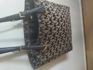 Michael kors väska - Köpte denna för ca 2 år sedan och den är självklart äkta. 