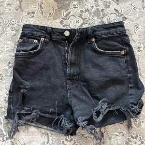 Svarta jeansshorts från zara. Midrise/midwaist