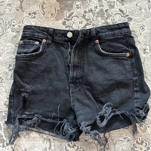 Svarta jeansshorts från zara  - Svarta jeansshorts från zara. Midrise/midwaist