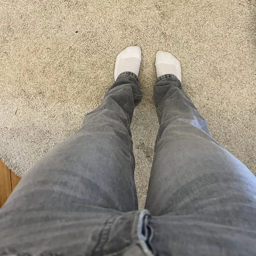 Säljer dessa lågmidjade raka jeansen från lager. Använda ca 4 ggr. Säljer då de är lite för små. Stl är xs och skulle säga att den passar de som har stl 23-25 beroende på🩷. Jeans & Byxor.