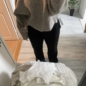 Nakd kostymbyxor  - Svarta kostymbyxor från NA-KD! Slits där bak på benet! Bra skick!