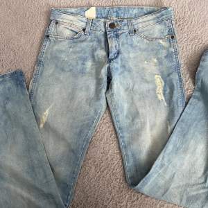 Jätte fina jeans från wangler, säljer då dom inte passar och är lite för långa på mig💘 vet inte storleken men skulle säga S