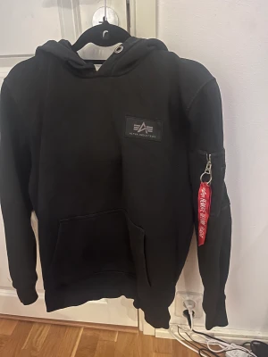 Alpha industries hoodie - Fin alpha industries hoodie med gula detaljer. Är i bra skick, vid frågor hör av dig!