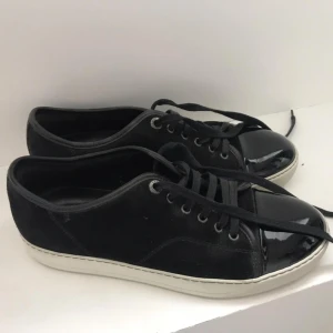 Svarta Lanvins  - Lanvins Sneakers köpta på Nordiska kompaniet, medföljer med ,Box ,Dustbag ,Extra snörren mer information osv i dm. Mvh Alex Viklund 😊