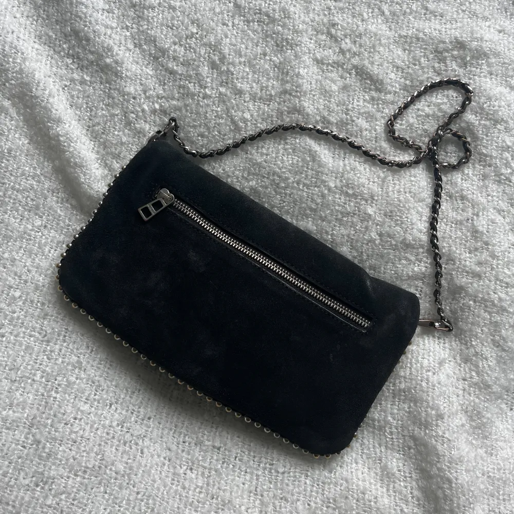 Säljer min Zadig Voltaire väska, modellen ”Pochette Rock Swing Your Wings”. I materialet mocka. Det tillkommer dustbag och två band. Väskan är i bra skick och har används på fint sätt!💘💘💘 Pris går att diskutera!. Väskor.