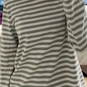 grön/vit randig tröja 🤍 säljs då den inte används