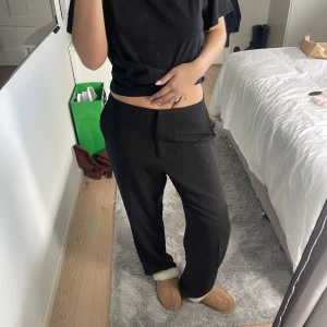 Kostym byxor  - Basic svarta midwaist kostym byxa. Jag brukar vara en 38 men dessa är storlek 40 för att få ner dem lite mer på midjan 