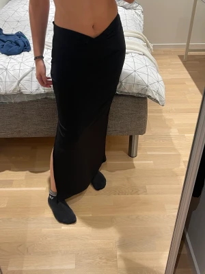 Svart långkjol  - Långkjol med mönstrad överdel. Dock liten pigment fläck på, går att fixa med svart färg för kläder. Inte mer än 2 månader gammal 