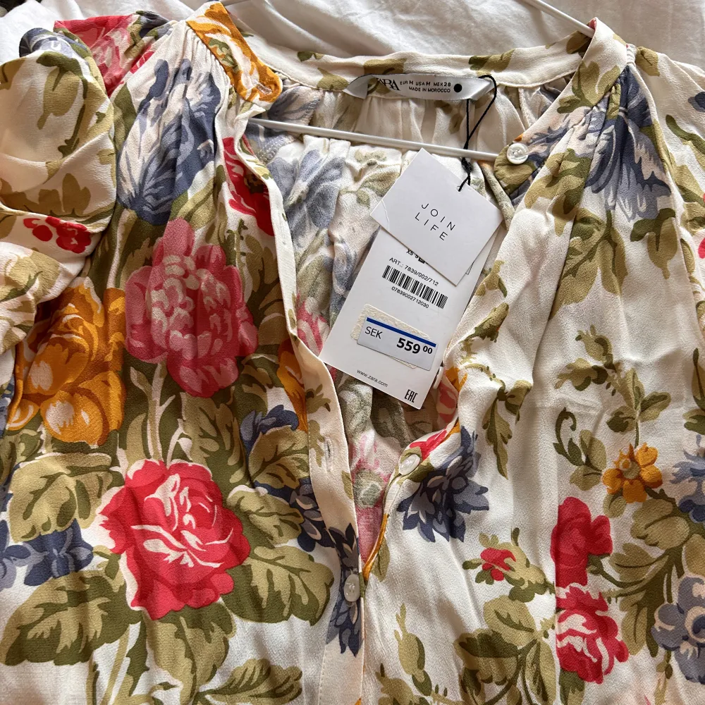 Söt blommig långklänning från Zara!! Aldrig använd med prislapp kvar. Super lång och super söt. Kan användas öppen och knäppt eller nåt där emellan. 🌺🥰🌸❤️. Klänningar.