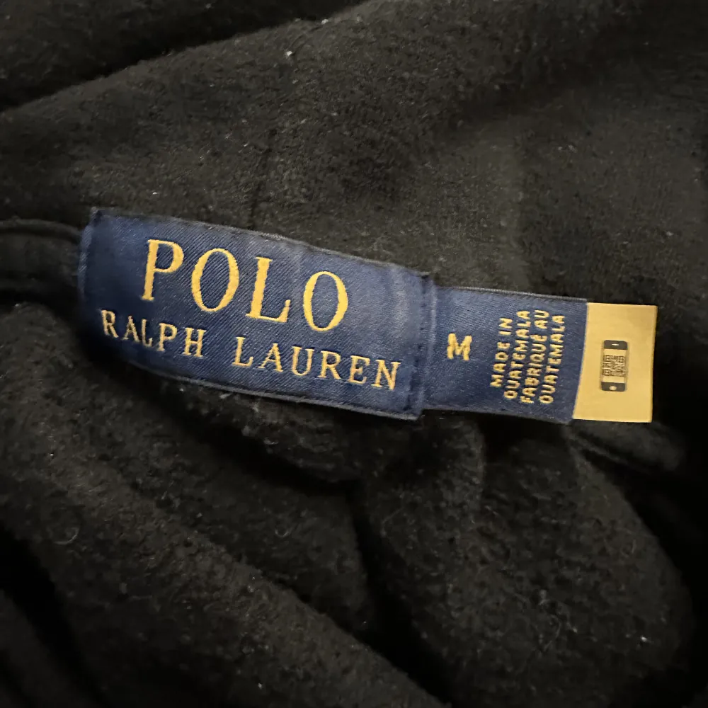 Ralph lauren hoodie i helt perfekt skick storlek: M säljer då den inte används kvitto finns!. Hoodies.