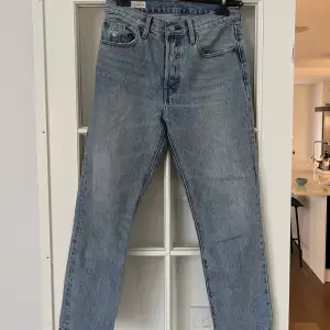 Säljer mina Levis jeans 501 i storlek W27 L28💙super snygga och passar med ALLT! Pris kan diskuteras. Alla kläder kommer självklart tvättas en extra gång innan leverans📦