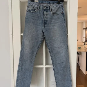 Levis jeans 501  - Säljer mina Levis jeans 501 i storlek W27 L28💙super snygga och passar med ALLT! Pris kan diskuteras. Alla kläder kommer självklart tvättas en extra gång innan leverans📦