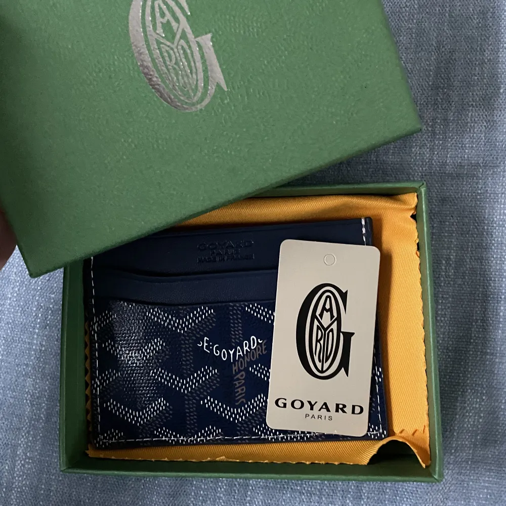Säljer goyard plånbok i mörkblå färg 🙌🏻, den är helt oanvända och är i toppskick😊, skriv för mer info och bilder!🙌🏽. Accessoarer.