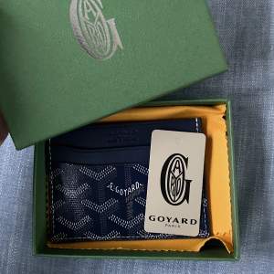 Säljer goyard plånbok i mörkblå färg 🙌🏻, den är helt oanvända och är i toppskick😊, skriv för mer info och bilder!🙌🏽