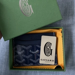 Goyard  - Säljer goyard plånbok i mörkblå färg 🙌🏻, den är helt oanvända och är i toppskick😊, skriv för mer info och bilder!🙌🏽