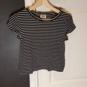 Randig top från Weekday i S - MTWTFSS WEEKDAY Svart med vita ränder