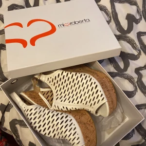 Mi Roberta höga klackar  - Sjukt fina mi roberta höga klackar som är helt oanvända❤️. Säljer pga att dem passar inte mig. Den är i storleken 37. Original pris 500kr men säljer dem för 200kr.pris kan diskuteras vid snabb affär. Står ej för postens slarv.