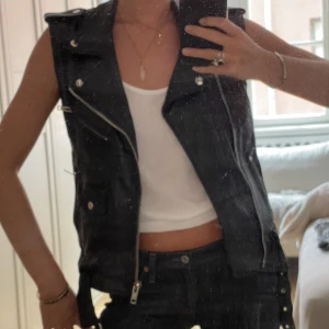 Skinnväst - Skinnväst från Deadwood i äkta läder. Perfekt till hösten över en stickad tröja.