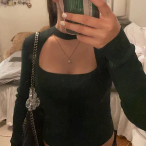 Topp - Säljer denna snygga topp från zara! Använd fåtal gånger🩷