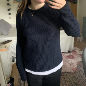 Stickad tröja  - Marinblå stickad tröja köpt på Sellpy 🫶🏼 Säljer för 50kr