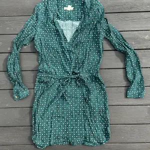 Grön skjorlikande klänning, sitter super fint. Lite längre bak med 3 cm. Reglerna midjan efter dig 👩‍🦳 snygg till ett par höst boots eller stövlar. 
