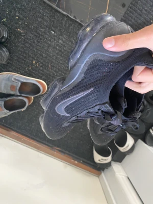 Air Vapormax - Säljer de då de har blivit för små på mig. Har haft de i ca 3 månader och knappt använda. Storlek 43