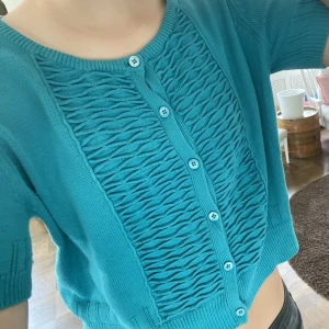 Gullig topp  - Gulligt topp som jag inte vet var den kommer ifrån. Inga tecken på användning. Den är i storlek m men jag skulle säga att den är mer en s.