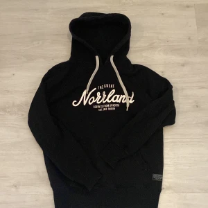 Norrlands hoddie  - Har tagit ut dom svarta snörerna så de bara dom vita kvar, använd många gånger men inga hål. (Frakten står alltid med i priset men om jag kan lämna det eller möta upp nån blir de billigare)