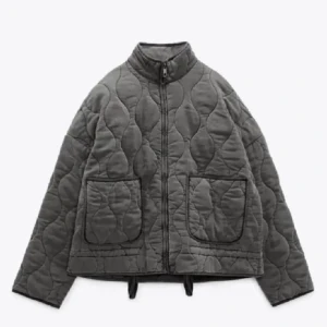 Zara quiltad jacka - Säljer denna quiltade grå jacka från Zara i storlek M, helt slutsåld.