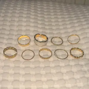 9 stycken guldiga ringar Vet ej vartifrån dessa är 1 ring= 5kr