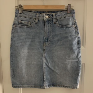 Jeans kjol - Säljer denna Cubus jeanskjol i modellen aurora. Väldigt fint skick och sparsamt använd.