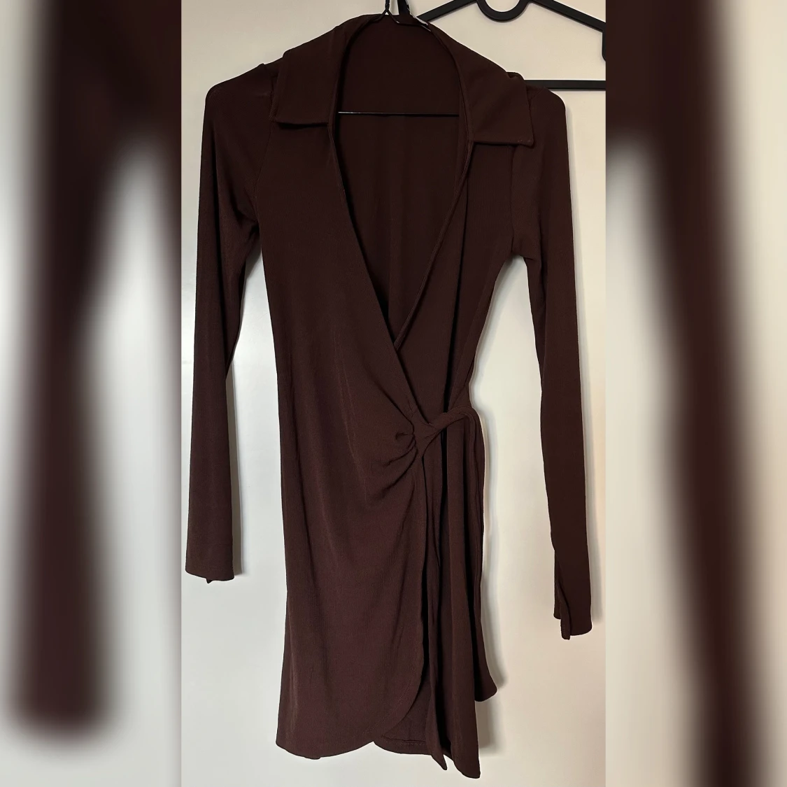 Kort omlottklänning med krage