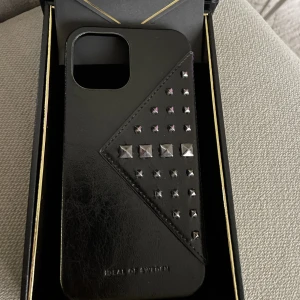 iPhone 12 pro Max  - Säljer dehär superfina mobilfodralet pågrund av att jag beställde fel modell och den passar inte, den är helt oanvänd och fick hem den idag. Hör av er om fler frågor💕 Nypris 700kr