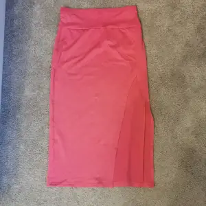 Neonrosa kjol med slit 40 kr Storlek S 