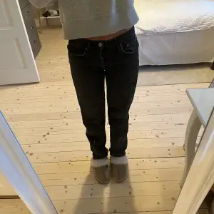 Svarta jeans, straight. Zara. Passar min längd bra (166cm)!