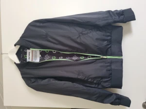 Hugo boss jacka  - Svart tunnare jacka med gröna detaljer. Aldrig använd.