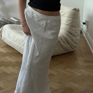 Linnekjol  - Säljer denna drömmiga linnekjolen som tyvärr är för lång för mig!! Är 160 cm för referens 🤍 100% linne 