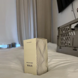 Parfym - Molly Sandéns parfym ”wave”. Helt oöppnad och nypris är 195kr men jag säljer för 149kr 💕