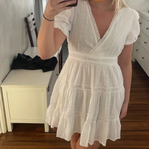 Vit klänning - Jättefin klänning från zara jag tänkte ha på studenten men valde en annan🩷 prislappen är kvar