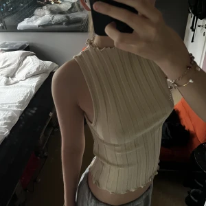 zara topp - söt beige/gul topp från zara. i dunderskick & stretchig så skulle nog säga att den passar xs-m, passar mej superbra m xs