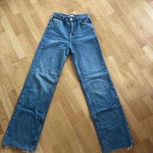 Jeans med en straight fit - Ett par perfekta vardagsjeans som är en halvmörk tvätt. De är i bra skick och är inte urtvättade och färgen har inte ändrats. De är lite mer bredare nertil till skillnad från klassiska raka jeans men de    är inte Wide jeans Nypris: 500