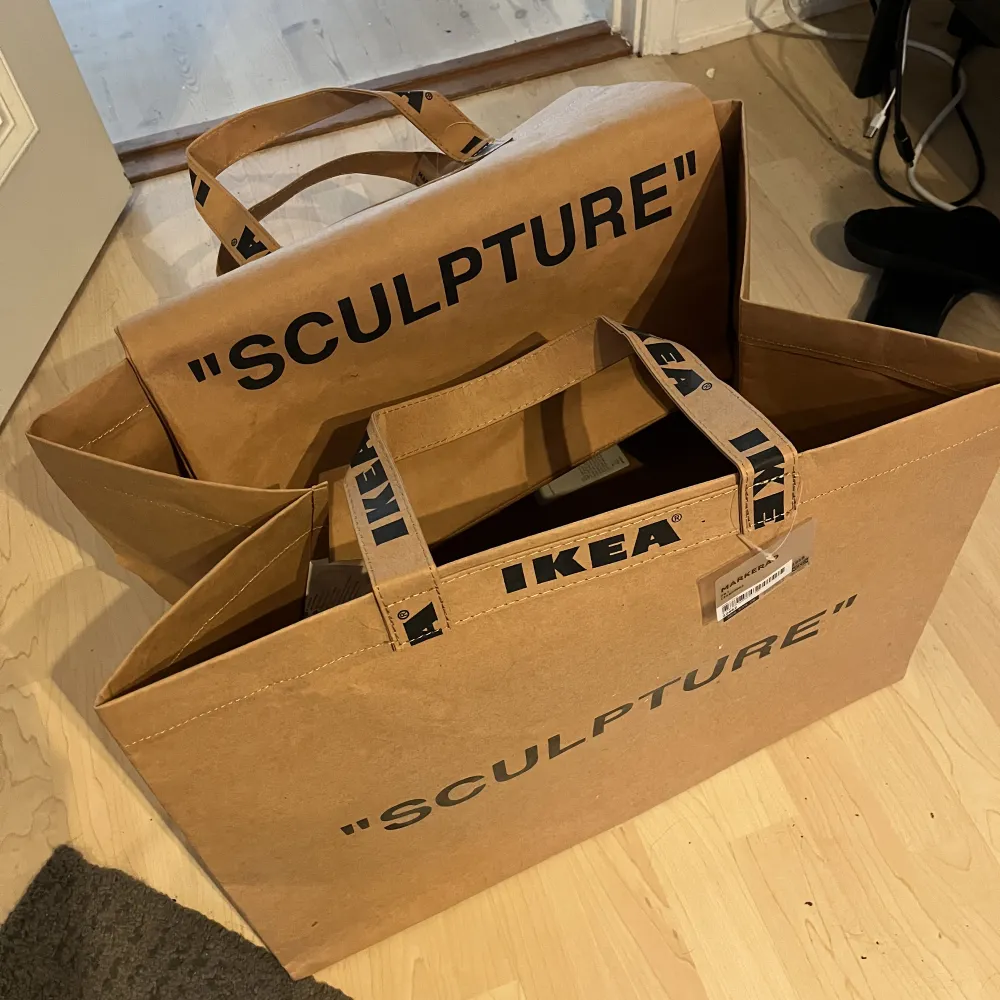 Två väskor i olika storlekar från IKEA x virgil abloh kollektionen. En väska kostar ca 60$ men båda för priset av en. Väskor.