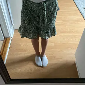 en vit/svart/grön prickig kjol från only 