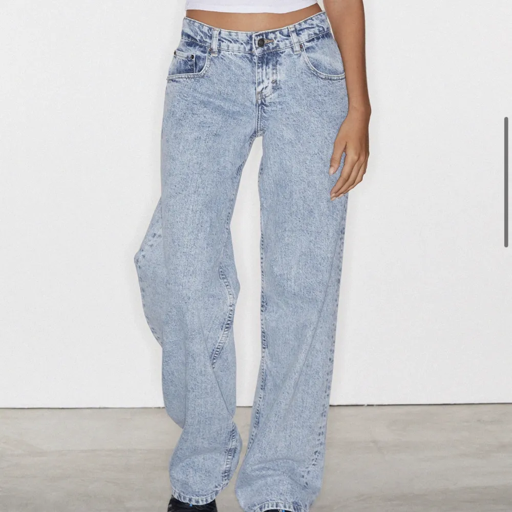 säljer dessa helt nya lågmidjade jeans från motel rocks! lappen finns kvar, aldrig använda :) kostar 760kr + 100kr frakt på hemsidan. . Jeans & Byxor.
