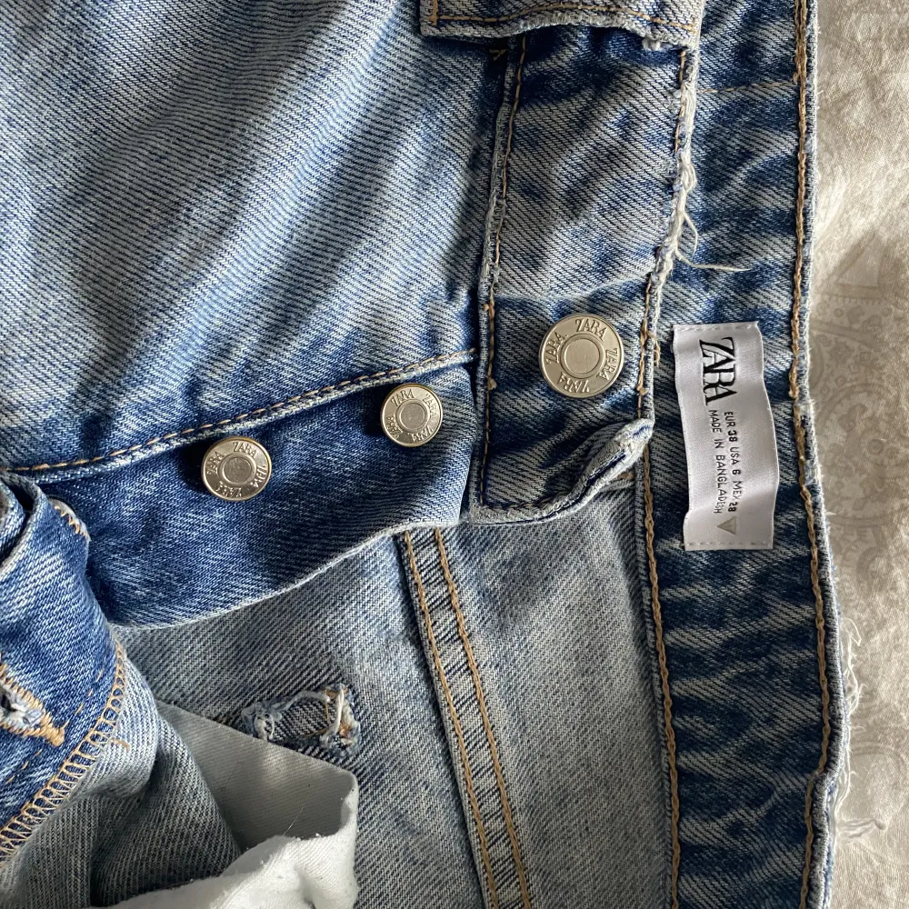 Raka jeans med medelhög midja från Zara. Säljer då dem är förstora på mig och därav inte kommer till användning längre💙. Jeans & Byxor.