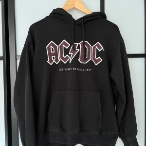 Hoodie  - Sekler min svarta hoodie med Acidc tryck