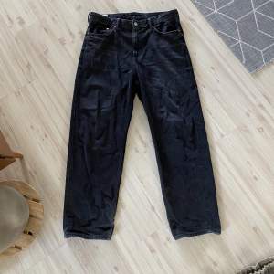 Svarta baggy oversized jeans från hm utan några större skador, lite söndertrampade på båda benen